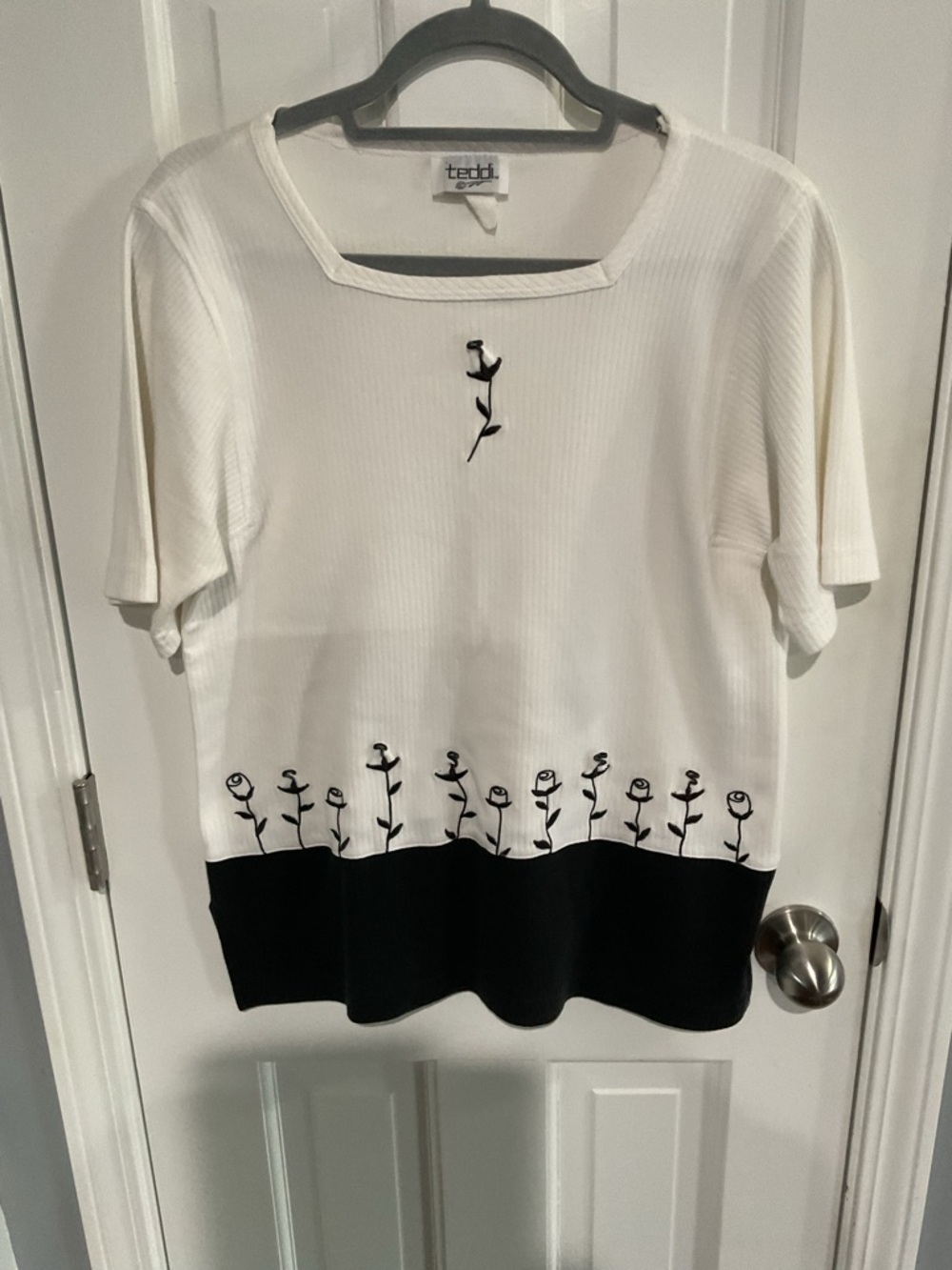 Teddi White & Black Embroidered Floral Border Short Sleeve Knit Top Med Like New